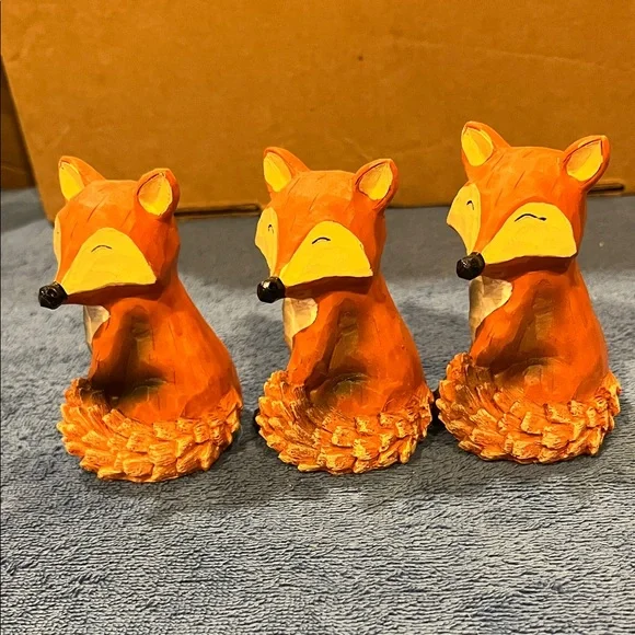 Set of Three Orange Fox Figurines - Picture 5 of 9